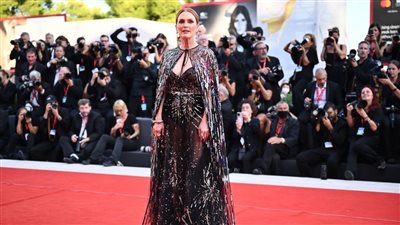 جوليان مور تتألق على السجادة الحمراء لمهرجان فينيسيا في دورته الـ٧٩ | فيديو