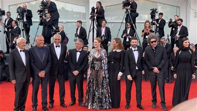 أعضاء لجنة تحكيم مهرجان فينيسيا يلتقطون صورة تذكارية علي السجادة الحمراء