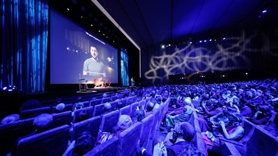 الرئيس الأوكراني يلقي كلمة خلال افتتاح الدورة 79 لمهرجان فينيسيا السينمائي | صور