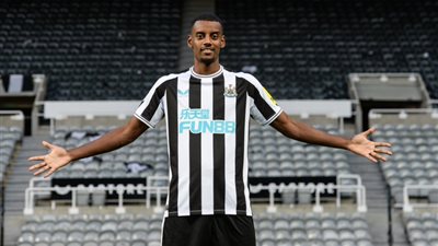 إيزاك يسجل أول أهداف نيوكاسل في شباك ليفربول