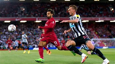 بتمريرة صلاح.. فيرمينيو يسجل التعادل لليفربول في شباك نيوكاسل