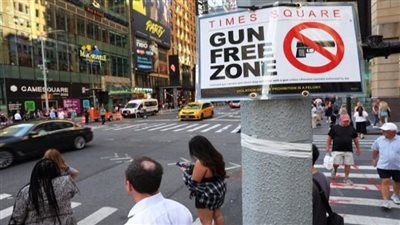 لافتات تحذيرية للأمريكيين تغرق نيويورك.. ما قصتها