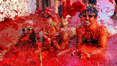 20 ألف إسباني يدفعون 240 ألف دولار لإهدار 130 طن طماطم