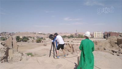 وفد التليفزيون البريطانى ينهى أعمال تصوير فيلم وثائقى عن مصر فى أسوان | صور