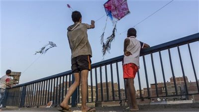 بسبب طائرة ورقية.. التحقيق في وفاة طفل سقط على سيخ حديدي بالجيزة 