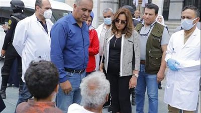 محافظ دمياط توفر كرسيا متحركا لمواطن مريض