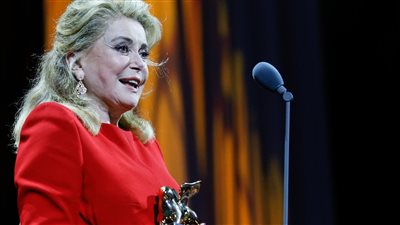 مهرجان فينسيا يكرم كاترين دونوف بجائزة الأسد الذهبي خلال حفل الافتتاح.. صور