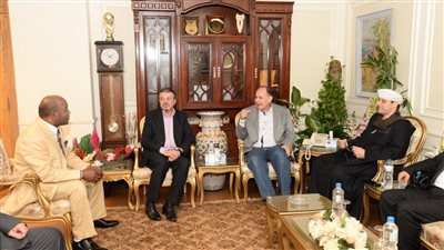 محافظ أسيوط يلتقي المنشد محمود التهامي وعددا من الفنانين لدعم الأنشطة الثقافية 