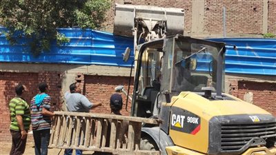 إزالة تعديات وتندات للمحال والمنشأت التجارية في بولاق بالجيزة | صور