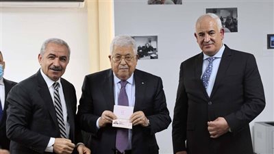 عباس يتسلم أول نسخة من جواز السفر الفلسطيني البيومتري 