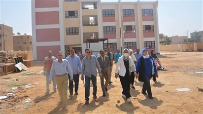 نائب محافظ الوادي الجديد تتابع أعمال رفع كفاءة عدد من المدارس بالخارجة