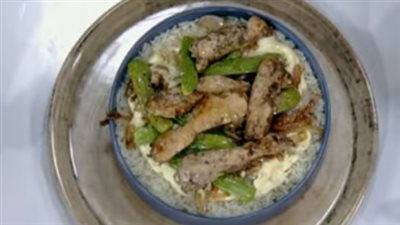 أكلة جديدة.. اعرفي طريقة عمل الكوسة بالدجاج والوايت صوص|فيديو 