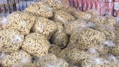 ضبط بسكويت فاسد داخل مصنع بدون ترخيص في السلام| صور 