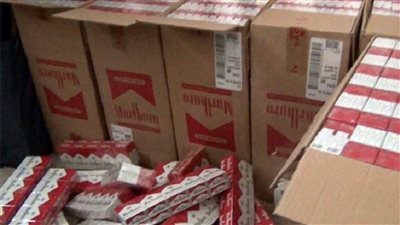 ضبط صاحب مخزن حجب 657 ألف عبوة سجائر ومعسل من التداول ببني سويف