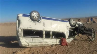 إصابة 13 شخصا في انقلاب سيارة بطريق قفط القصير بقنا