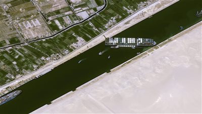 أسامة ربيع: لدينا الخبرات والقدرات لمواجهة حوادث جنوح السفن بقناة السويس