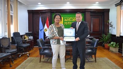 رئيس جامعة الإسكندرية يكرم الطالبة رحمة أحمد باعتبارها نموذجًا محفزًا للشباب
