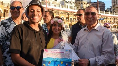 الشريف يفتتح أول ورشة عمل ومعرض فني على شواطىء الإسكندرية