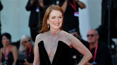 جوليان مور تخطف الأنظار بفستان أسود في ثاني أيام مهرجان فينيسيا| صور