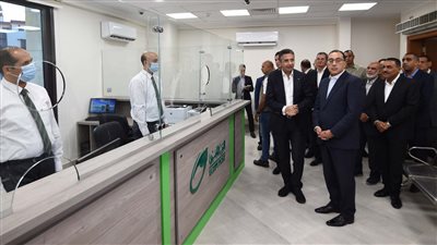 رئيس الوزراء يتفقد مكتب بريد سيدي عبد الرحمن بمطروح