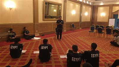 بعثة منتخب الناشئين تؤدي صلاة الجمعة بفندق الاقامة|صور