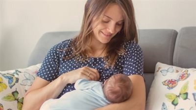 ما بين هوس التريند والتأصيل الشرعي.. حكم إلزام المرأة بإرضاع ابنها وخدمة زوجها