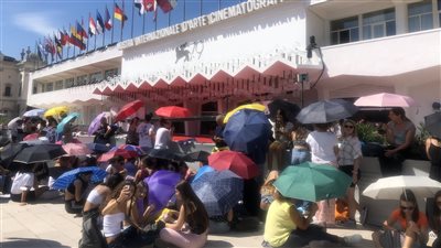 برغم ارتفاع الحرارة.. محبو تيموثي شالامي يخيمون أمام مقر مهرجان فينيسيا لرؤيته | صور