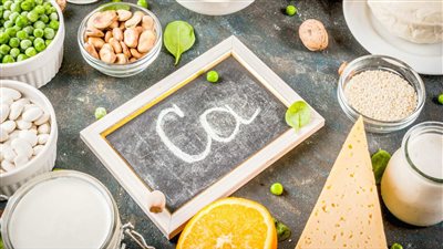 أعراض نقص الكالسيوم.. وطرق علاجه وأضرار الإفراط في مكملات الكالسيوم