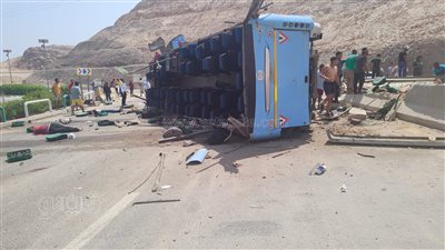 5 جثث مجهولة.. بالأسماء.. مصرع وإصابة 53 شخصا في انقلاب أتوبيس على طريق السخنة