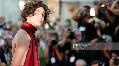  تيموثي شالامي بمظهر نسائي علي السجادة الحمراء لمهرجان فينيسيا| فيديو 