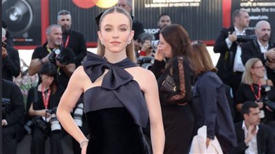 أناقة النجمات علي السجادة الحمراء لعرض فيلم Bones and All بمهرجان فينيسيا| صور