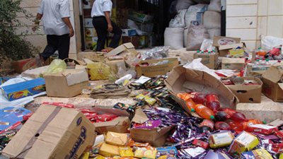 ضبط 6 أطنان مواد غذائية مجهولة المصدر داخل مخزن بالسلام