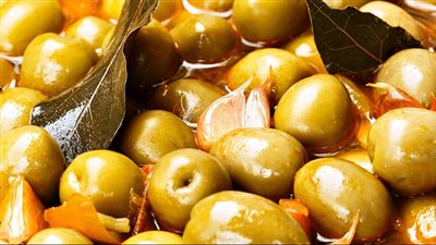 طريقة عمل الزيتون المخلل في خطوات بسيطة