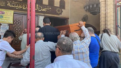وصول جثمان المخرج علي عبد الخالق لمسجد السيدة نفيسة لأداء صلاة الجنازة |فيديو وصور 