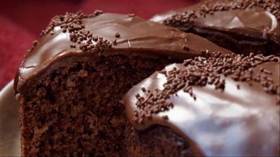 طريقة عمل كيكة الشيكولاتة بالكراميل والمكسرات | فيديو 