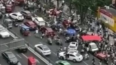 فيديو صادم.. هلع سكان أكبر مدينة صينية يدفعهم لإفراغ المتاجر من الغذاء|فيديو 