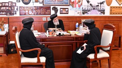 البابا تواضروس يستقبل الأنبا داود وصليب 