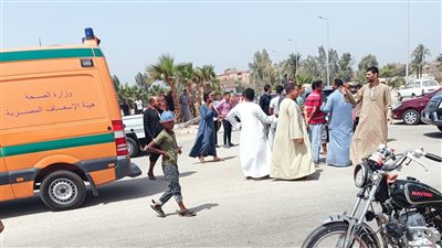 أول صور لحادث انقلاب سيارة عمال بقرية الكولا في سوهاج