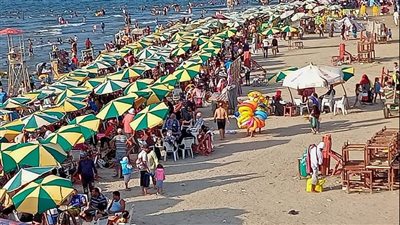 زحام المصطافين على شواطئ رأس البر هروبًا من شدة الحر | صور