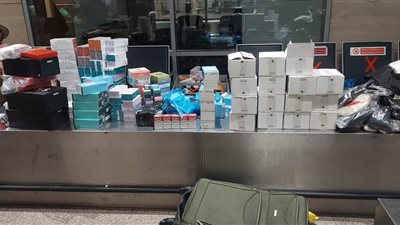 مستغلا أسرته.. ضبط 32 تليفونا و740 عبوة بضائع متنوعة بحوزة راكب بمطار القاهرة