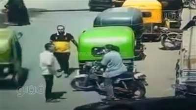 لحظة سرقة موتوسيكل من أمام مستشفى زفتي العام في وضح النهار| فيديو