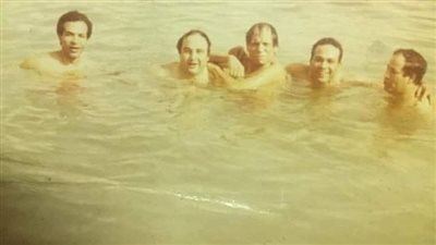 صورة قديمة لأبطال مسرحية 