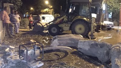 إصلاح ماسورة مياه في عزبة المفتي بالجيزة