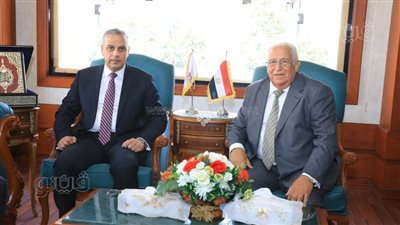 محافظ سوهاج يبحث إطلاق مشروع تمكين الشباب للمشاركة في مواجهة تحديات السكان