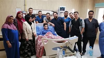 ملوي التخصصي تحتفل بخروج طفل مصاب بمتلازمة غيلان باري من العناية المركزة | صور 