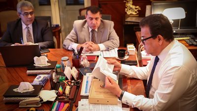 خالد عبد الغفار يعتمد أول دليل لموازنة البرامج والأداء بالقطاع الصحي 