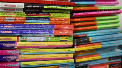 أسعار الكتب الخارجية نار تحرق جيوب أولياء الأمور.. والباعة: محتاجة قرض (فيديو) 