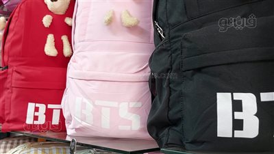 شخصيات كرتونية وألوان مبهجة.. وسائل جذب الأطفال للحقائب المدرسية.. وبائعة: الإقبال ضعيف | فيديو