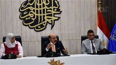 محافظ أسوان يترأس اجتماع لجنة المبادرة الوطنية للمشروعات الخضراء الذكية | صور 