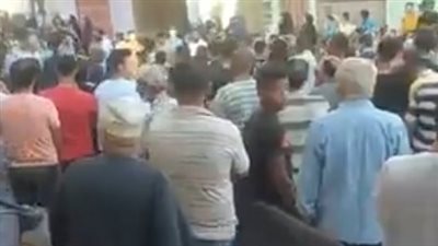 لحظة خروج جثمان أماني الجزار من المسجد لدفنها | فيديو